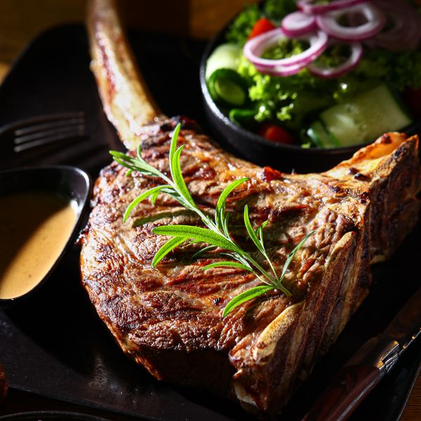 Tomahawk z rusztu — MooMoo Steakhouse Kraków