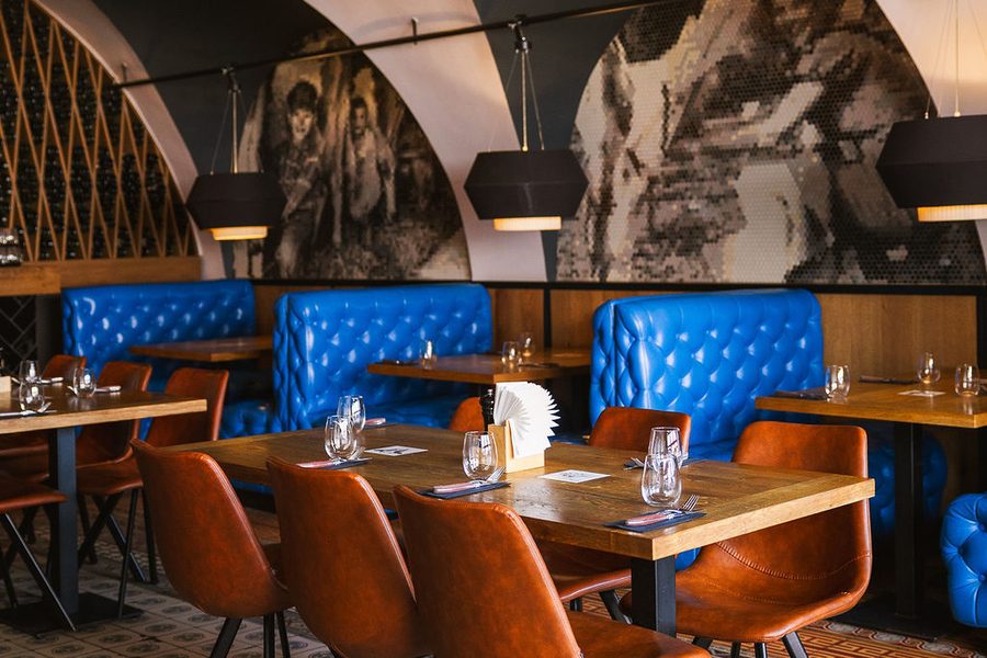 Sala restauracyjna MooMoo z rzędami stołów przygotowanych dla większej grupy